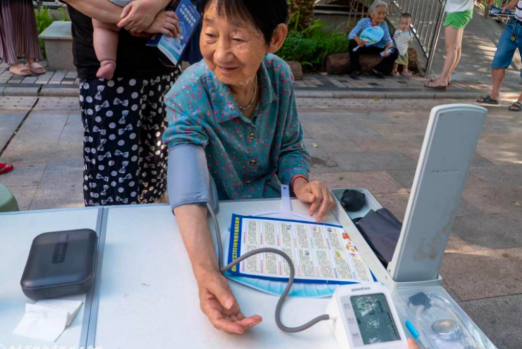 渝北回興街道錦屏路社區(qū)舉辦愛(ài)心義診，守護(hù)居民健康暖人心